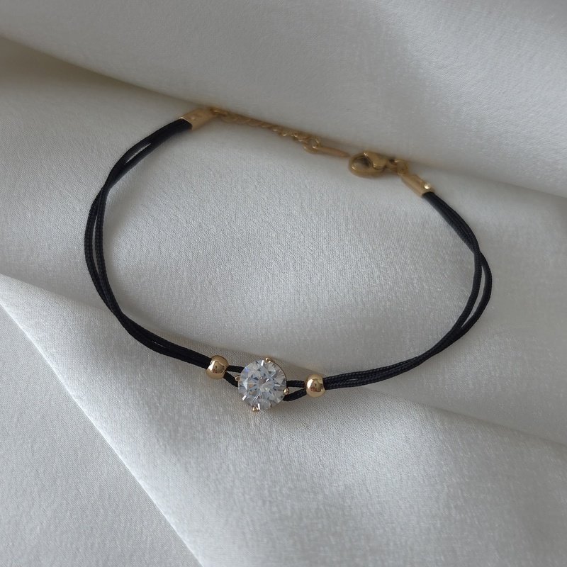 Juodo siūlo apyrankė 18-21cm.