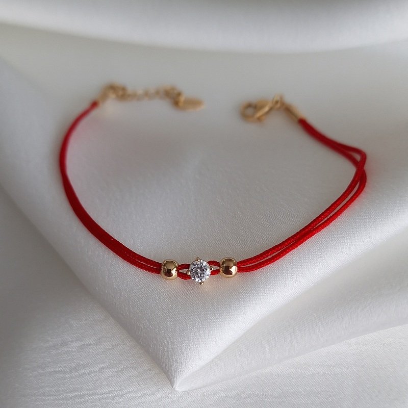 Raudono siūlo apyrankė 17,5-20,5cm.