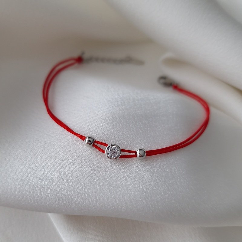 Raudono siūlo apyrankė 17,5-20,5cm.